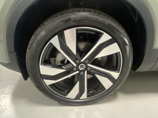 2024 Volvo XC40 B5 Plus Dark Theme