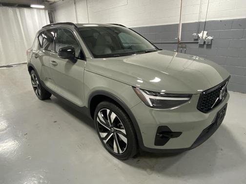 2024 Volvo XC40 B5 Plus Dark Theme