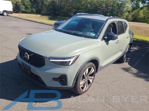 2024 Volvo XC40 B5 Plus Dark Theme
