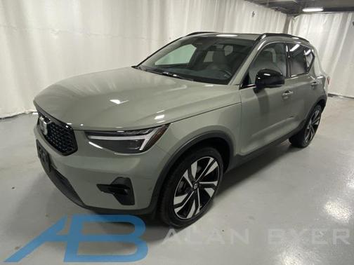 2024 Volvo XC40 B5 Plus Dark Theme