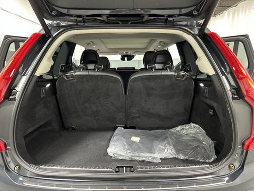 2022 Volvo XC90 T5 Momentum