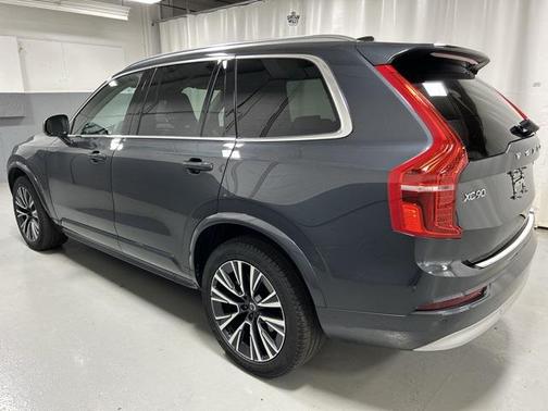 2022 Volvo XC90 T5 Momentum