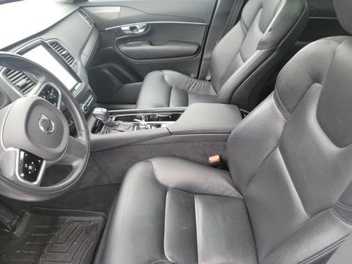 2020 Volvo XC90 T6 Momentum