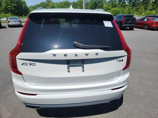 2021 Volvo XC90 T6 Momentum