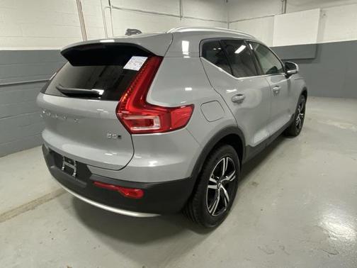 2025 Volvo XC40 B5 Core Bright Theme