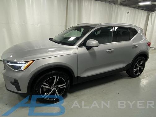 2025 Volvo XC40 B5 Core Bright Theme