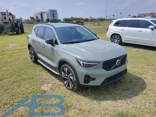 2024 Volvo XC40 B5 Ultimate Dark Theme