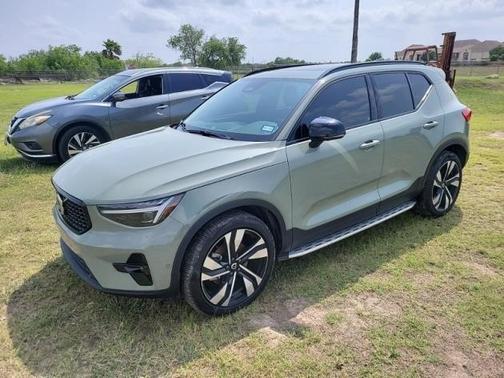 2024 Volvo XC40 B5 Ultimate Dark Theme