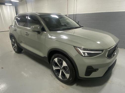 2025 Volvo XC40 B5 Core Bright Theme