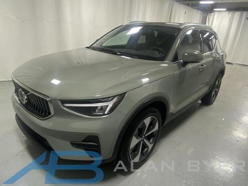 2025 Volvo XC40 B5 Core Bright Theme