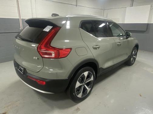 2025 Volvo XC40 B5 Core Bright Theme