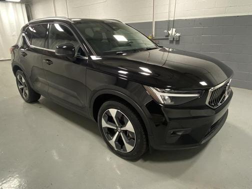 2025 Volvo XC40 B5 Plus Bright Theme