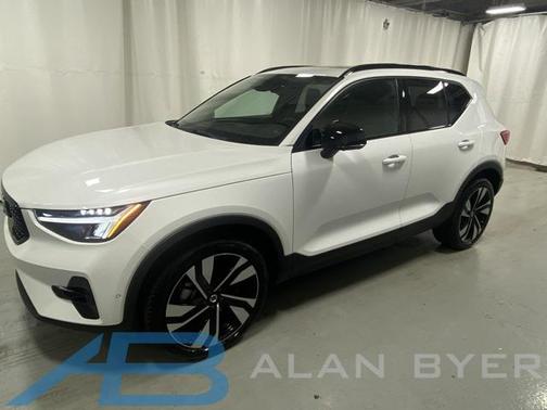 2025 Volvo XC40 B5 Plus Dark Theme