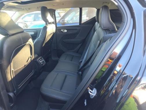 2025 Volvo XC40 B5 Core Bright Theme