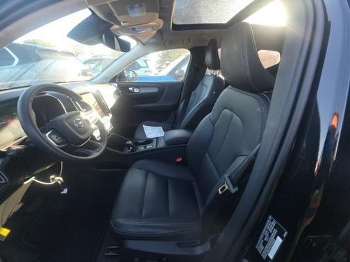 2025 Volvo XC40 B5 Core Bright Theme