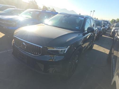 2025 Volvo XC40 B5 Core Bright Theme