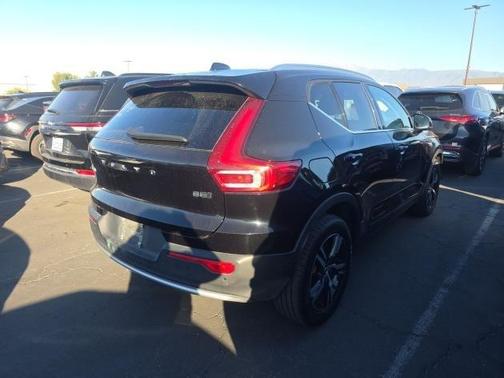 2025 Volvo XC40 B5 Core Bright Theme