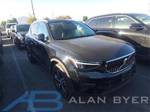 2025 Volvo XC40 B5 Core Bright Theme
