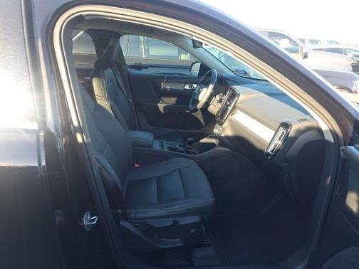 2025 Volvo XC40 B5 Core Bright Theme