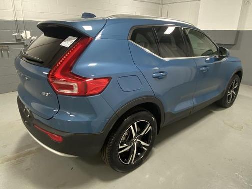 2025 Volvo XC40 B5 Core Bright Theme