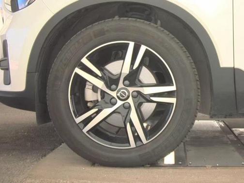 2025 Volvo XC40 B5 Core Bright Theme