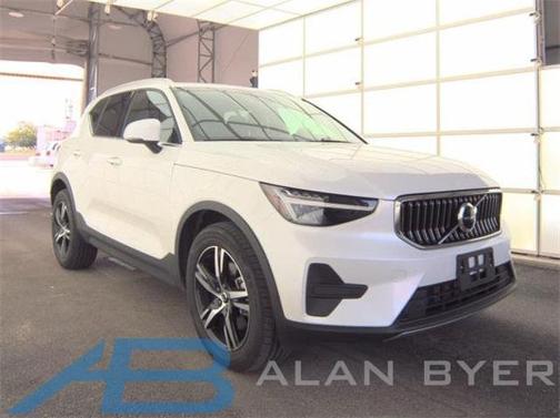 2025 Volvo XC40 B5 Core Bright Theme