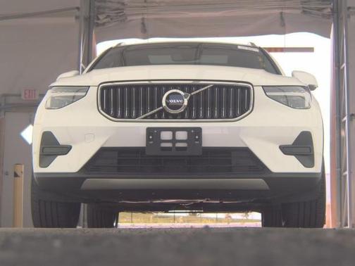 2025 Volvo XC40 B5 Core Bright Theme