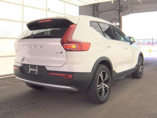 2025 Volvo XC40 B5 Core Bright Theme