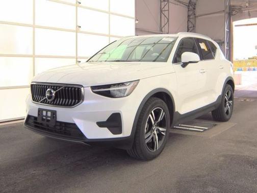 2025 Volvo XC40 B5 Core Bright Theme