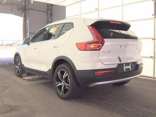 2025 Volvo XC40 B5 Core Bright Theme