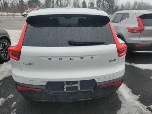 2024 Volvo XC40 B5 Plus Dark Theme