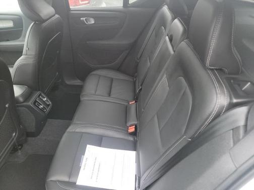 2024 Volvo XC40 B5 Plus Dark Theme