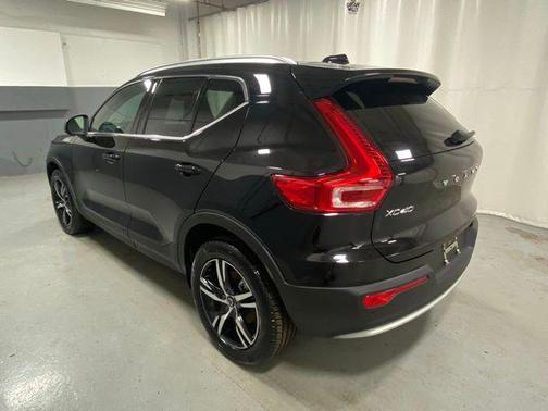 2025 Volvo XC40 B5 Core Bright Theme