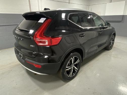 2025 Volvo XC40 B5 Core Bright Theme
