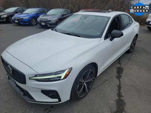 2024 Volvo S60 B5 Core Dark Theme