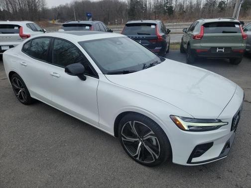 2024 Volvo S60 B5 Core Dark Theme