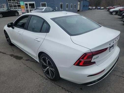 2024 Volvo S60 B5 Core Dark Theme