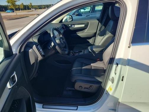 2025 Volvo XC40 B5 Core Bright Theme