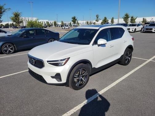 2025 Volvo XC40 B5 Core Bright Theme