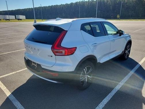 2025 Volvo XC40 B5 Core Bright Theme