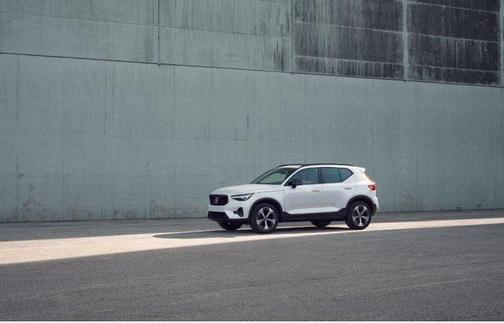 2025 Volvo XC40 B5 Plus Dark Theme