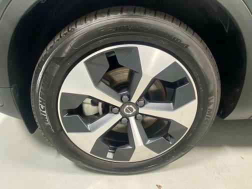 Forest_Lake 2026 Volvo XC40 Plus, B5 AWD Gas (mild hybrid), Dark