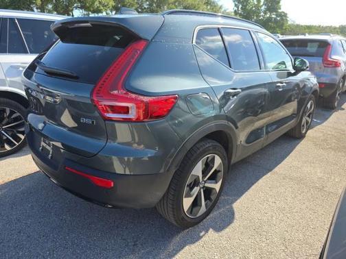 Forest_Lake 2026 Volvo XC40 Plus, B5 AWD Gas (mild hybrid), Dark