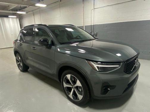 Forest_Lake 2026 Volvo XC40 Plus, B5 AWD Gas (mild hybrid), Dark