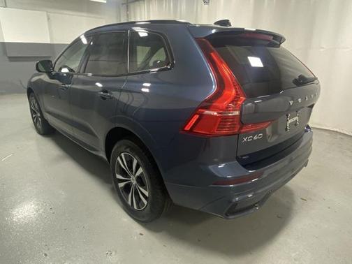 2024 Volvo XC60 B5 Core Dark Theme