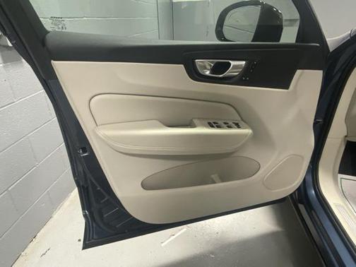 2024 Volvo XC60 B5 Core Dark Theme