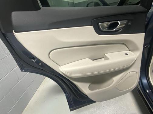 2024 Volvo XC60 B5 Core Dark Theme