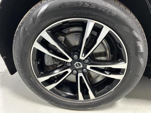 2021 Volvo XC60 T6 Momentum