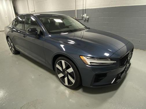2023 Volvo S60 Recharge Plug-In Hybrid T8 Plus Dark Theme
