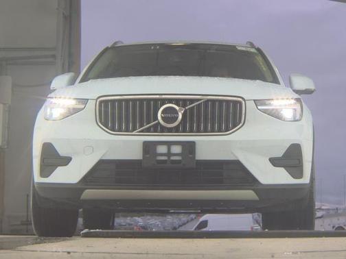 2025 Volvo XC40 B5 Core Bright Theme